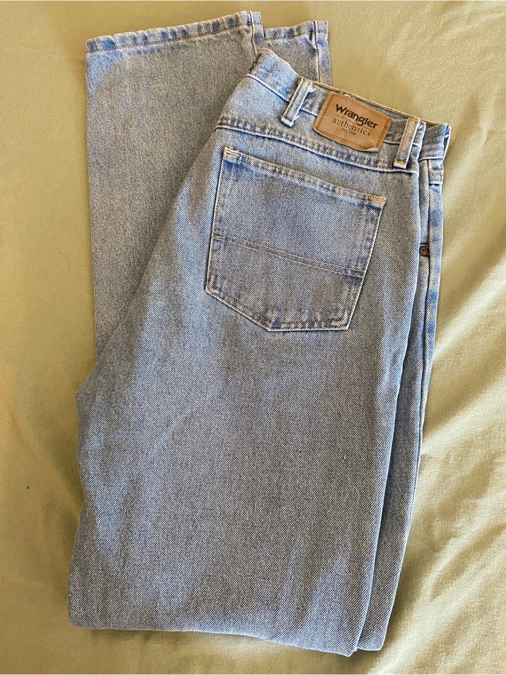 Wrangler Men's Light Wash Blue Relaxed Jeans